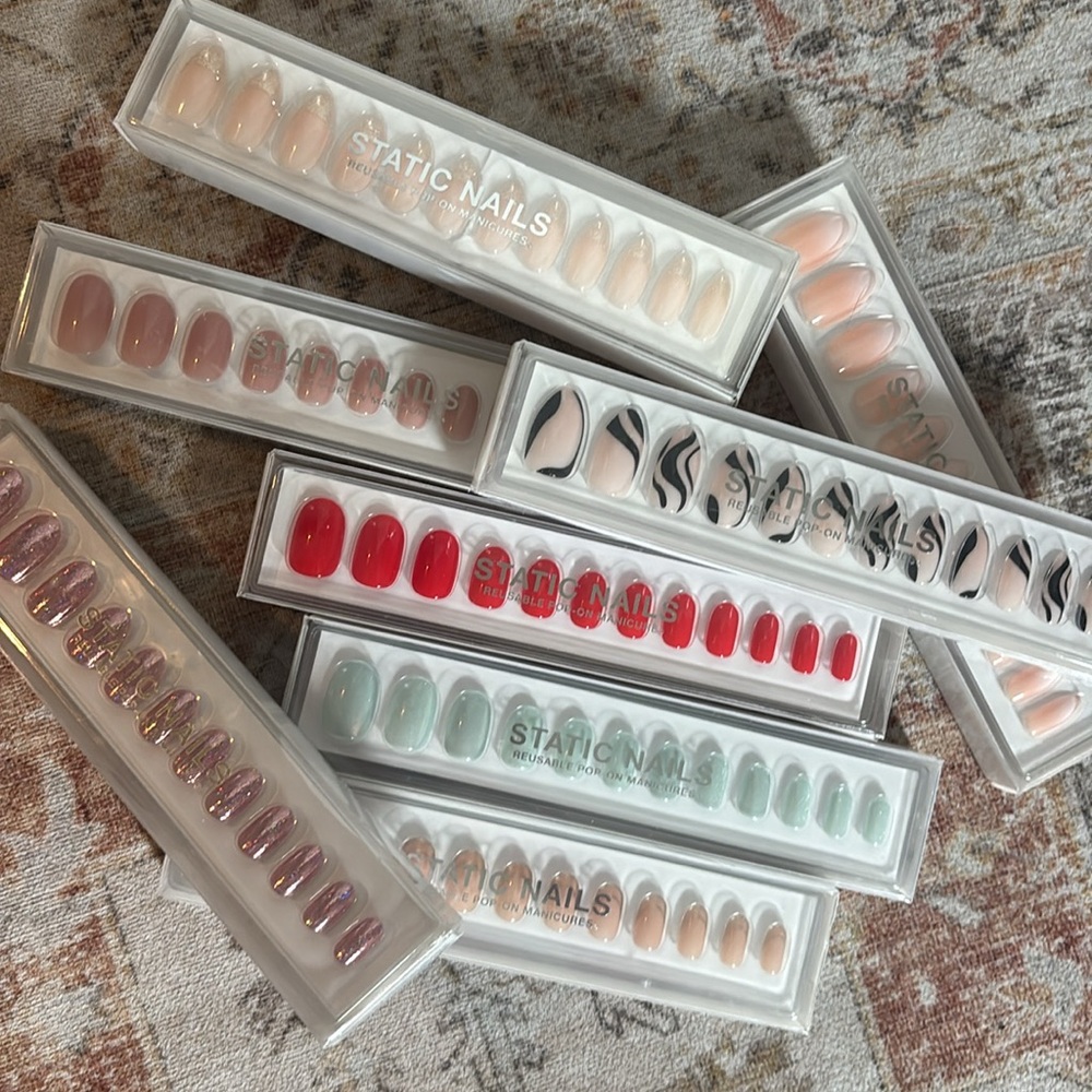Set of 8 New Static Pop on Nails